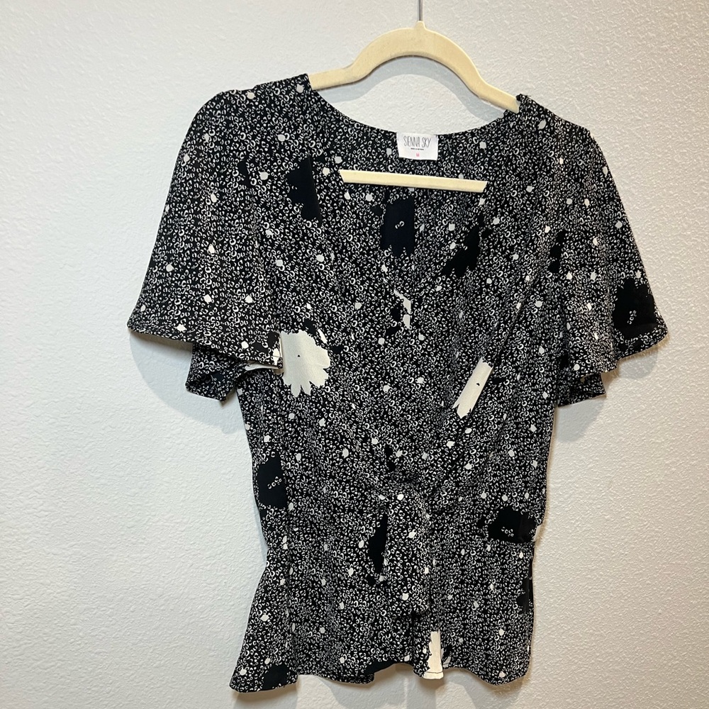 Sienna Sky Women’s Black and White Top Size M - Picture 2 of 9